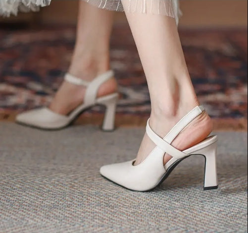 Elegantes zapatos de tacón con punta puntiaguda y suela suave